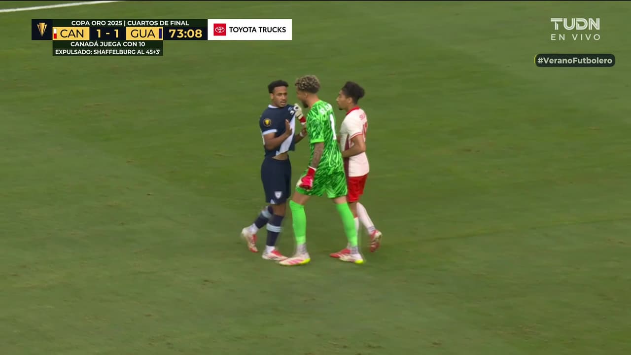 Canadienses y Chapines se calientan y se sujetan de las camisetas