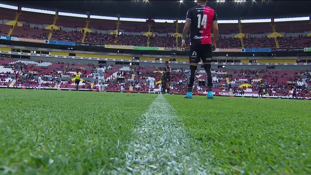 Arranca el partido y la pelota está en juego.