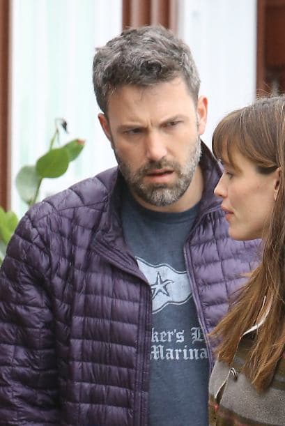 Muestra varias libras de más, una cabellera llena de canas y se nota que no ha recortado su barba en mucho tiempo.