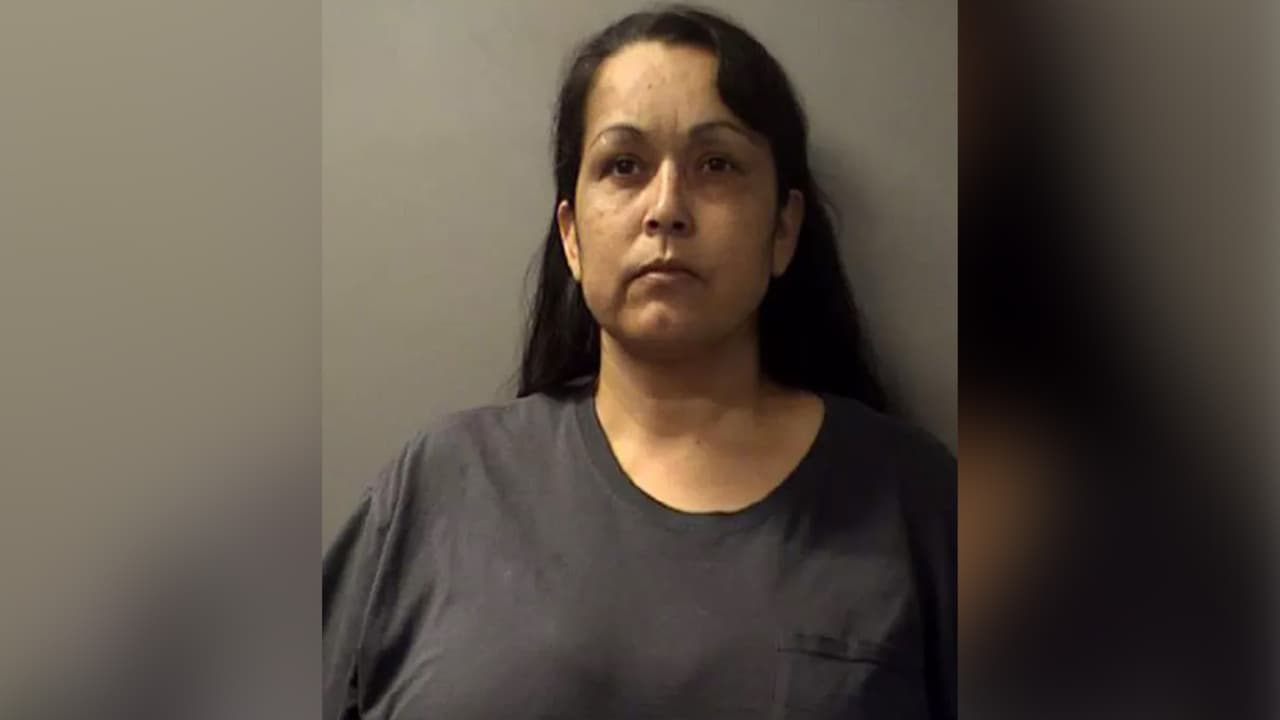 Delarosa se encuentra actualmente en la cárcel del condado de Harris y enfrenta varios cargos, entre ellos robo por amenaza, robo agravado de un anciano, robo de una persona, robo, abuso de tarjetas de crédito y robo agravado de una vivienda.