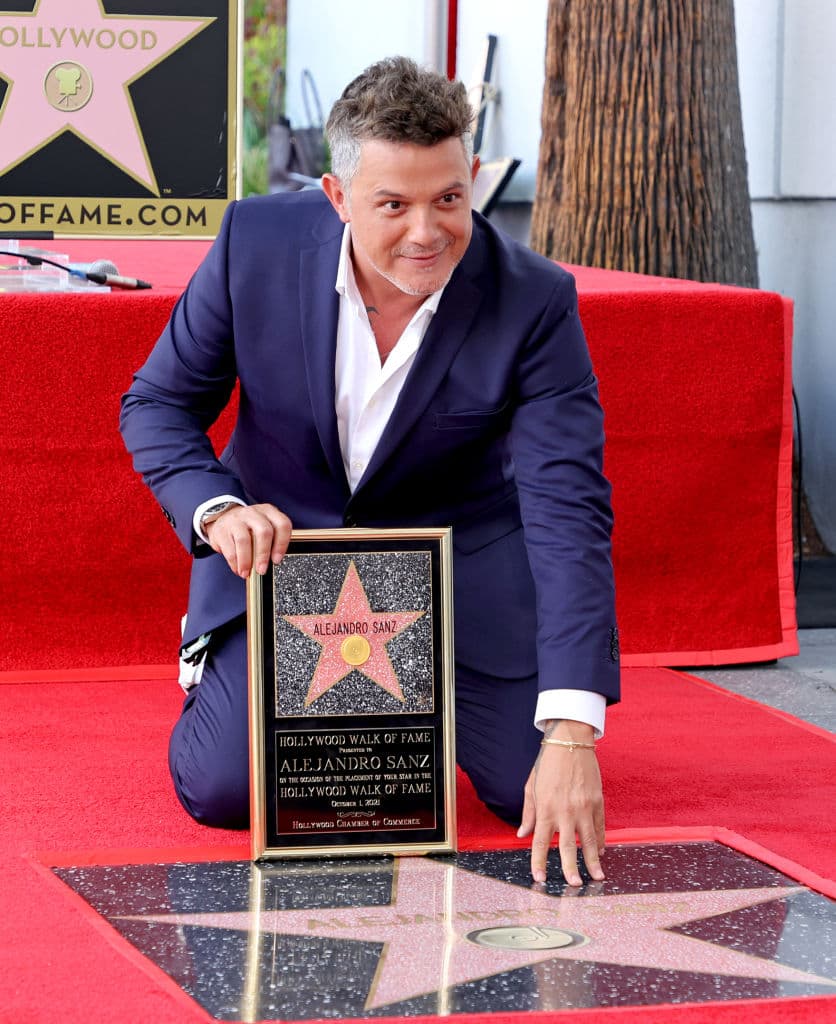 Sus temas más famosos son: ‘Amiga mía’, ‘Corazón partío’, ‘No me compares’, ‘El alma al aire’, ‘Cuando nadie me ve’, ‘Y ¿si fuera ella?’ y ‘Mi soledad y yo”.
<br>
<br>El cantante tiene cuatro hijos, Manuela, Alexander, Dylan y Alma.