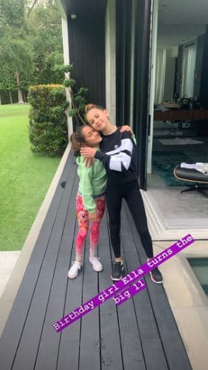 A través de su perfil en Instagram, Alex inició el día compartiendo fotos con las que celebró a Ella. Aquí la vemos abrazando a Emme, la hija de JLo.