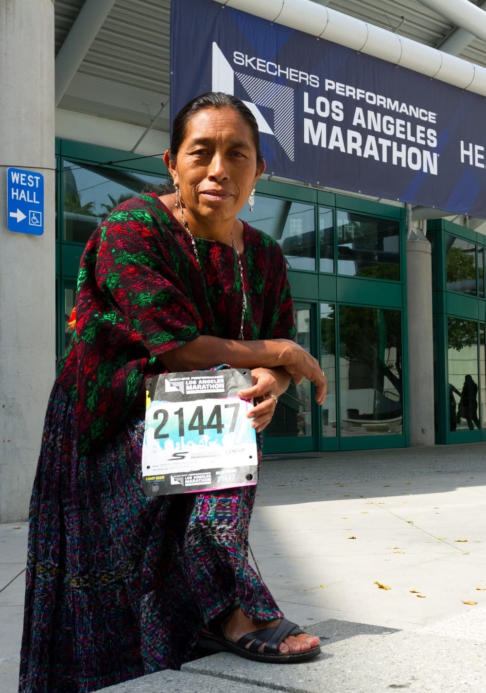 Esta abuela guatemalteca se convirtió en la sensación de la maratón de Los Ángeles al correrla con sandalias y traje típico