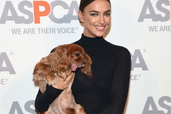 Recién participó en el video de Romeo Santos y Marc Anthony en el que los dos cantantes se pelean por su amor, pero ella disfruta de su soltería al máximo.