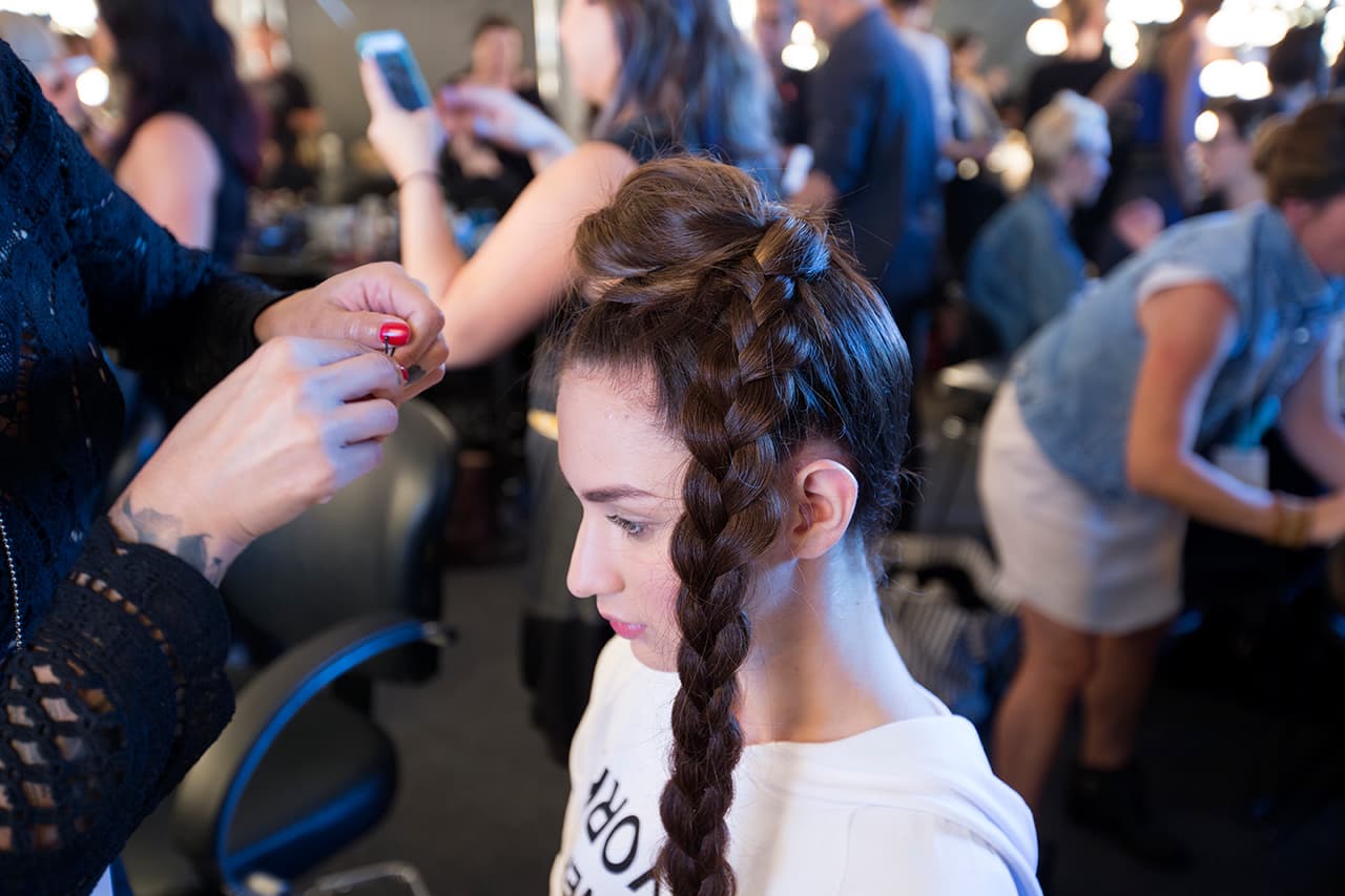 Las modelos de la colección Primavera - Verano 2016 de Stella Nolasco no pierden el 'glamour' ni un segundo. Así las cachamos ensayando y preparándose para una de las colecciones más esperadas del NYFW. Diseñadora Stella Nolasco. NYFW, Spring/Summer 2016 - 09/16/2015