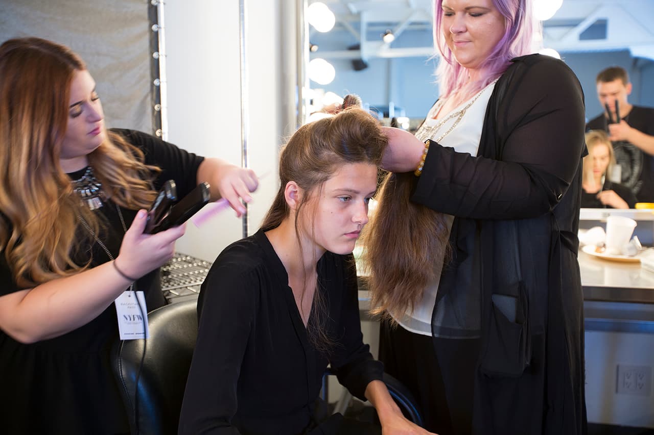 Las modelos de la colección Primavera - Verano 2016 de Stella Nolasco no pierden el 'glamour' ni un segundo. Así las cachamos ensayando y preparándose para una de las colecciones más esperadas del NYFW. Diseñadora Stella Nolasco. NYFW, Spring/Summer 2016 - 09/16/2015