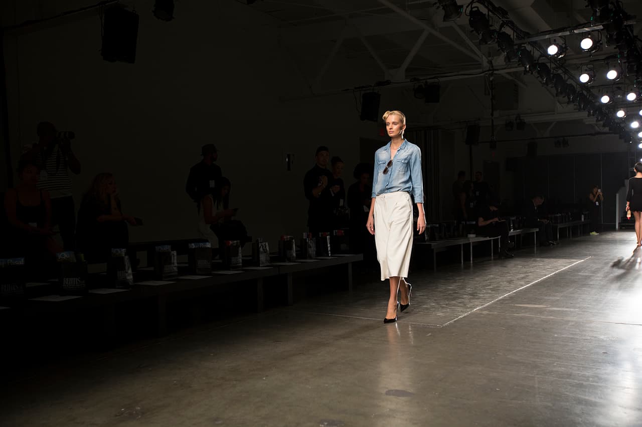 Las modelos de la colección Primavera - Verano 2016 de Stella Nolasco no pierden el 'glamour' ni un segundo. Así las cachamos ensayando y preparándose para una de las colecciones más esperadas del NYFW. Diseñadora Stella Nolasco. NYFW, Spring/Summer 2016 - 09/16/2015