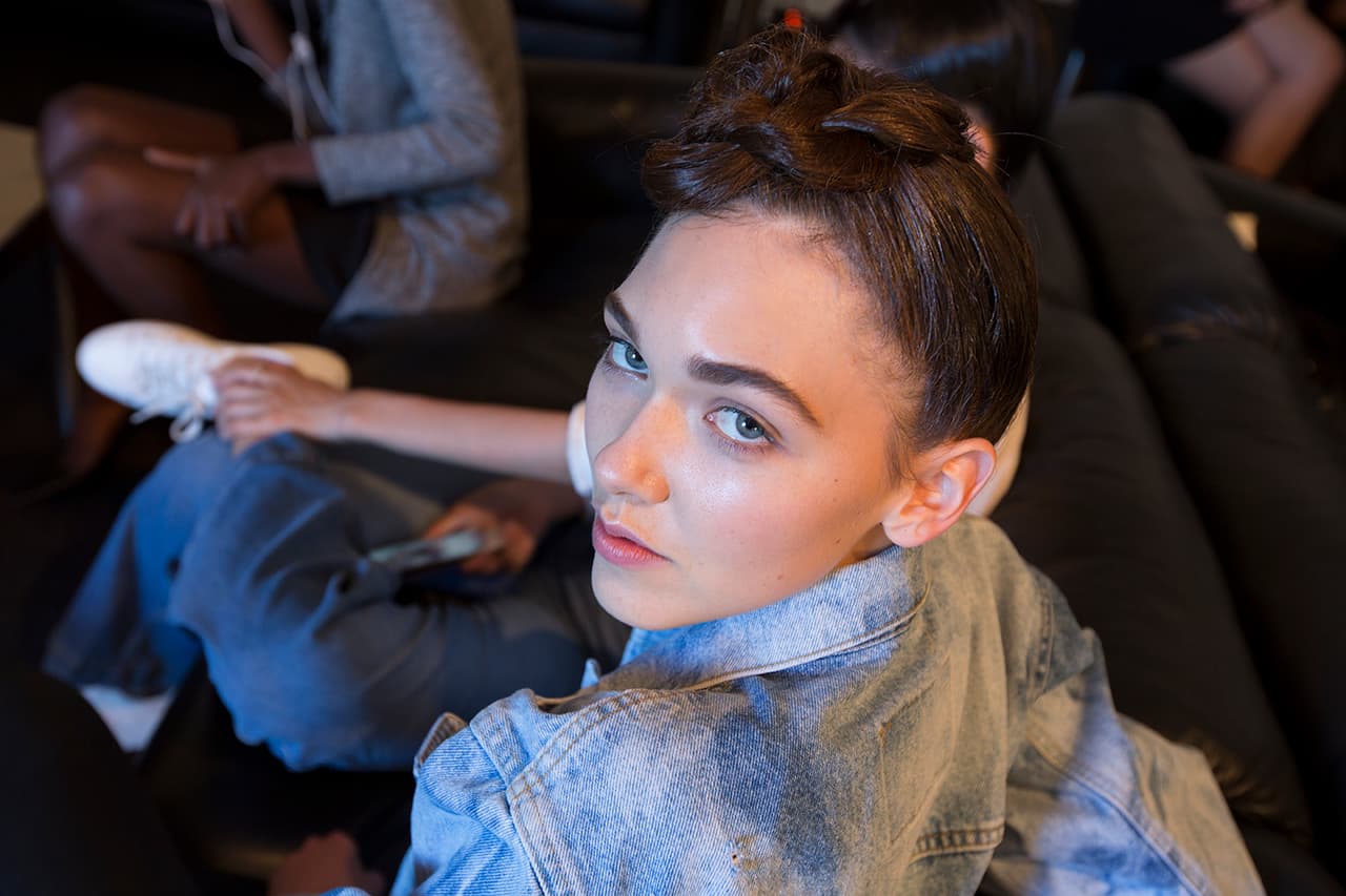 Las modelos de la colección Primavera - Verano 2016 de Stella Nolasco no pierden el 'glamour' ni un segundo. Así las cachamos ensayando y preparándose para una de las colecciones más esperadas del NYFW. Diseñadora Stella Nolasco. NYFW, Spring/Summer 2016 - 09/16/2015