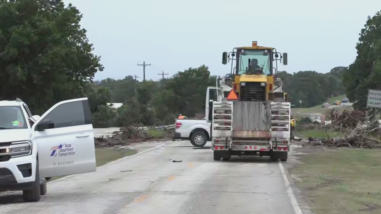 Crecen los esfuerzos de equipos de rescate en Boerne, Texas, tras las fuertes lluvias