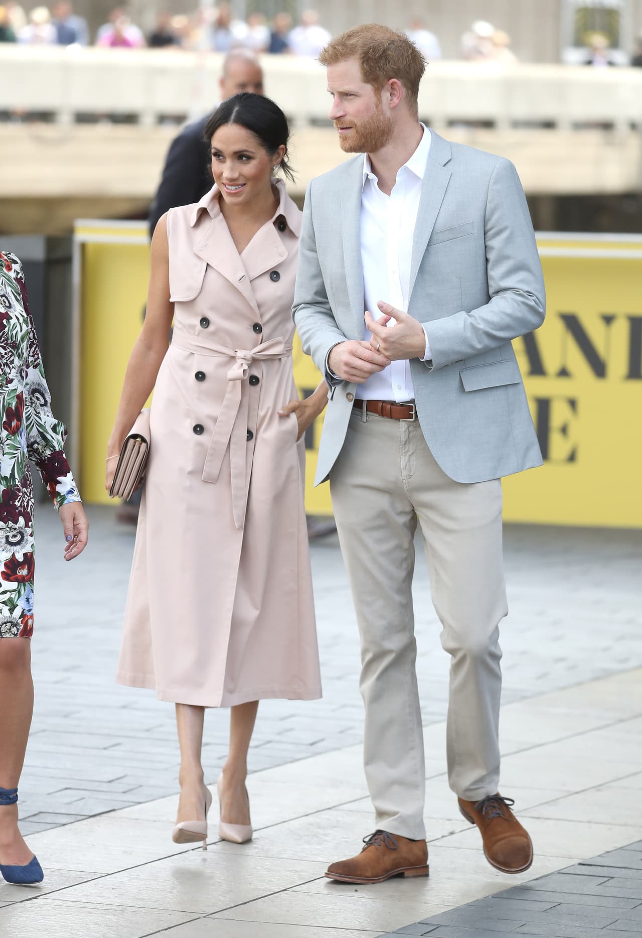 <b>17 de julio de 2018. Conmemoración Nelson Mandela en Londres.</b>
<br>Meghan usó un poderoso 
<a href="https://www.houseofnonie.com/store/p80/Sleeveless_Trench.html">trench sin mangas</a> en rosa pálido con cinturón y doble botonadura de la casa canadiense Nonie. Continuó con su peinado 'signature': el famoso messy bun.
<br>
<b><a href="https://www.univision.com/estilo-de-vida/moda/meghan-vuelve-al-rosa-pero-aunque-no-lo-parezca-si-hay-una-novedad-fotos">Ver aquí el análisis completo del look</a></b>
<br>