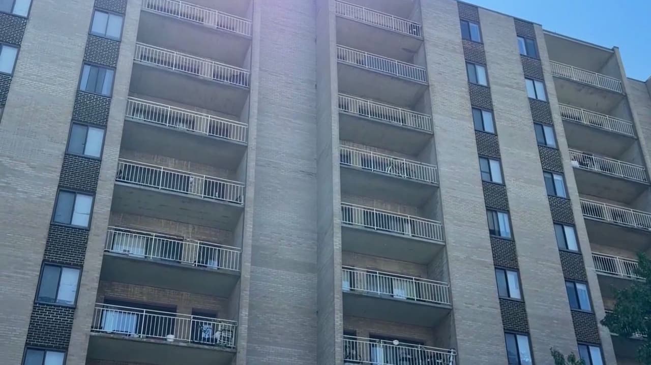 Una niña murió tras caer del piso 10 de un edificio en un edificio de apartamentos en College Park