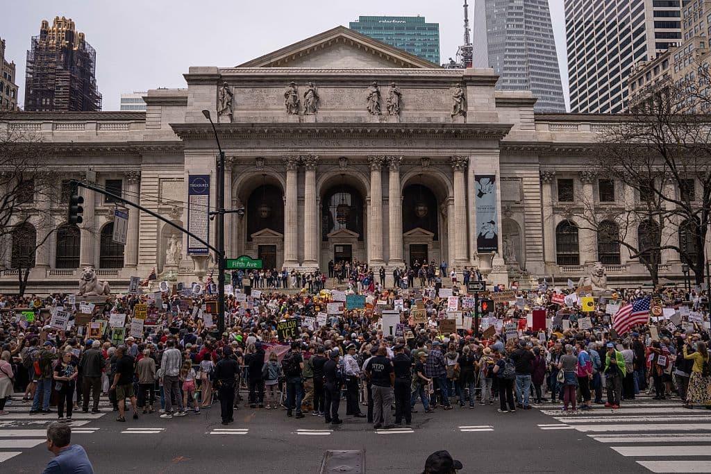 Protesta en Nueva York para proteger a los migrantes y el planeta. Manifestantes se unieron fuera de la Biblioteca Pública de Nueva York para denunciar la "hostil toma de control del gobierno" por parte de la administración Trump.