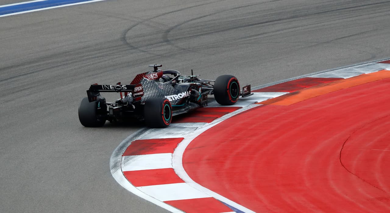 Verstappen y Bottas saldrán en la segunda y tercera posición, respectivamente. Ricciardo, Sainz, Ocon, Norris, Gasly y Albon, completan los primeros 10; Stroll arrancará en 13.