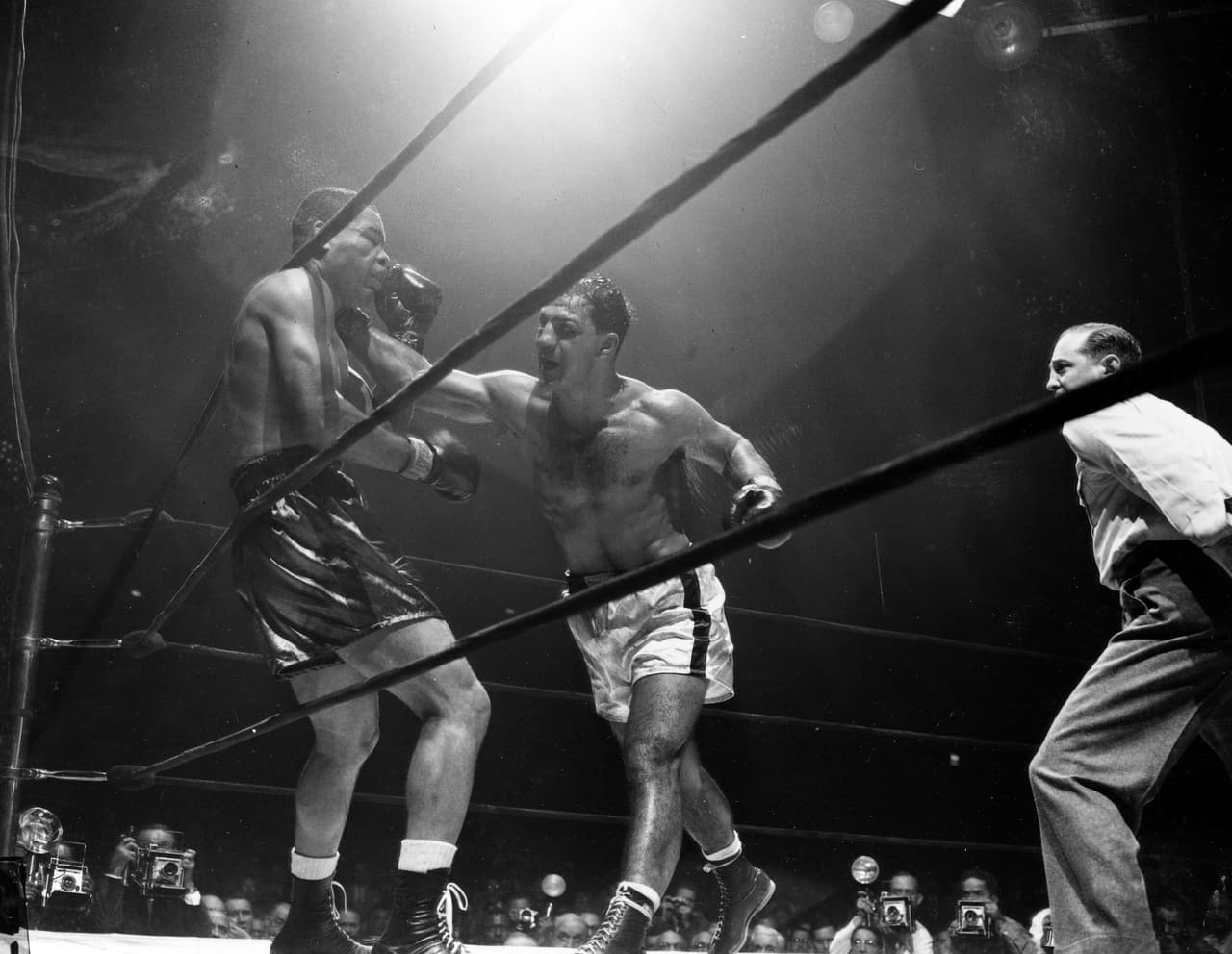 Marciano dudó en aceptar la pelea contra Louis, su ídolo de la infancia, que necesitaba con urgencia el dinero. 'The Brown Bomber' sucumbió ante Marciano en el round 8 tras ser derribado dos veces.