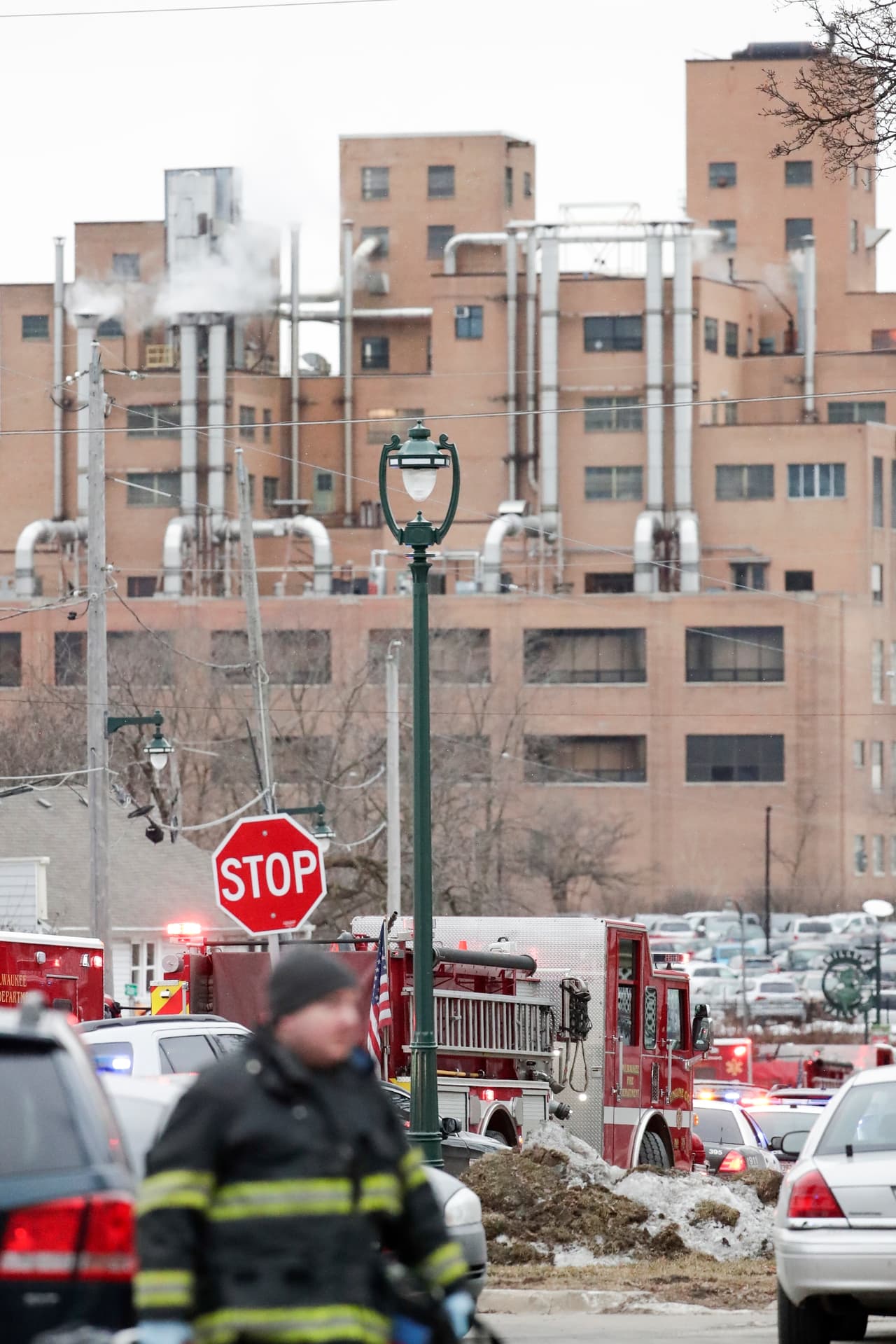 “Es un día horrible, verdaderamente horrible para los empleados del lugar. Un día muy difícil para cualquiera cercano a esta situación”, dijo a los el alcalde de Milwaukee, Tom Barrett..
<br>