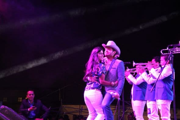 El Dasa revolucionó Phoenix con su voz y carisma, enloqueciendo a miles de fans que los esperaban ansiosas. El chulo causó furor con sus movimientos sexy y desafió seguridad para acercarse y bailar con sus consentidas.