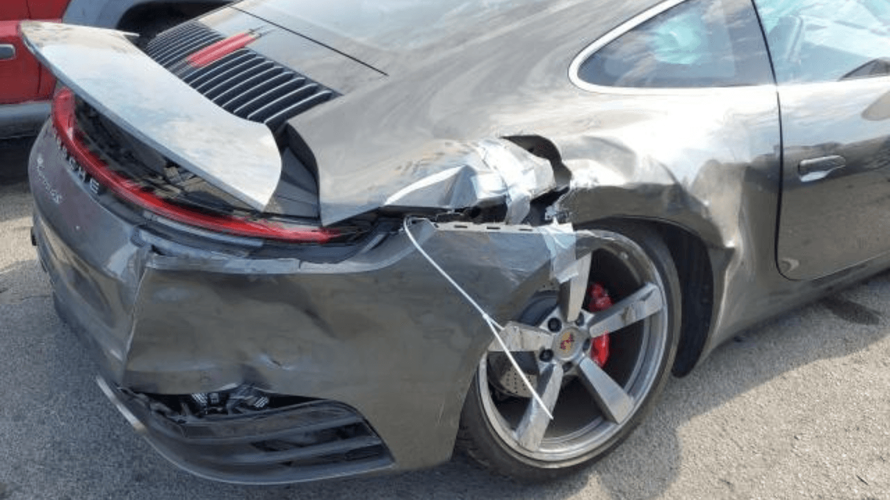 Se trata de un Porsche 911 Carrera S modelo 2021 por el que se piden $168,576.
<br>