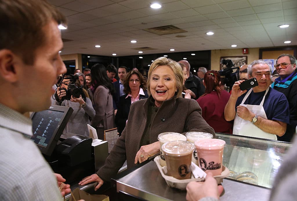 Hillary Clinton intenta abrirse espacio en "territorio Sanders"