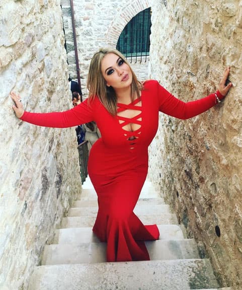 En septiembre, Chiquis nos sorprendió en su viaje por Italia donde asistió a la boda de su amigo Julio Reyes. Ahí lució un espectacular vestido rojo.