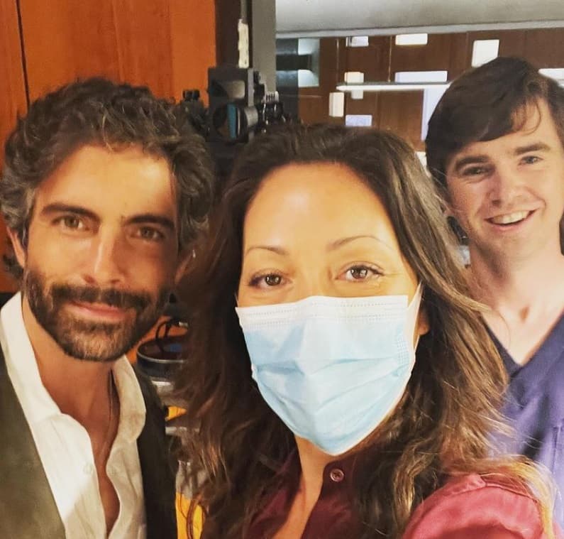 En la trama, Osvaldo Benavides le da vida al doctor Mateo Rendón Osma y Esmeralda Pimentel a la enfermera Ana Morales.