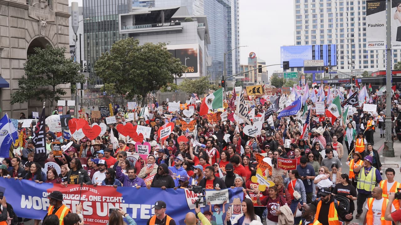 Los organizadores señalaron que la fecha tiene raíces históricas en la lucha laboral en EE. UU. y que este año la atención se centró especialmente en la criminalización de comunidades inmigrantes.
