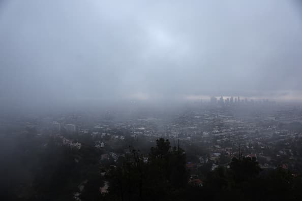La ciudad de Los Ángeles también está experimentando fuertes lluvias generalizadas a causa de la tormenta invernal. Este es el centro de la ciudad cubierto con una densa neblina por las condiciones de ventisca.
<br>