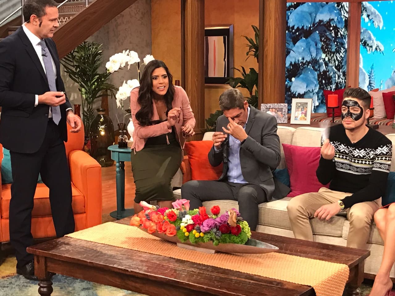 johnny fue muy cuidadoso y retiraba poquito a poquito la mascarilla para que saliera entera y casi sin dolor.