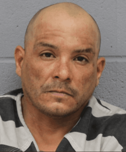 Ontiveros enfrenta dos cargos de asesinato con posibilidad de pena capital. El sospechoso indicó en su llamada al 911 que su hijastro “le lanzó un cuchillo”, pero la Policía dijo que no se encontraron cuchillos cerca de ninguna de las víctimas.