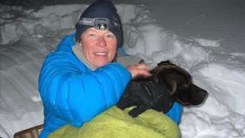 Un perro desaparecido hace 4 meses es hallado vivo en la nieve a 5 pies de profundidad