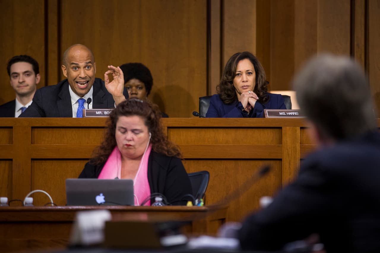 <h3 class="cms-h3-H3">Los demócratas agresivos: </h3>Los senadores Kamala Harris, de California, y Cory Booker, de Nueva Jersey, fueron los dos más agresivos en sus preguntas al aspirante a magistrado de la Corte Suprema. Booker le cuestionó sobre el supuesto racismo en algunas de sus comunicaciones de tiempos de la Casas Blanca y Harris pareció haberlo tomado desprevenido al preguntarle si había discutido con alguien de la oficina de abogados del presidente Trump aspectos de la investigación especial del 'Rusiagate'.
<br>