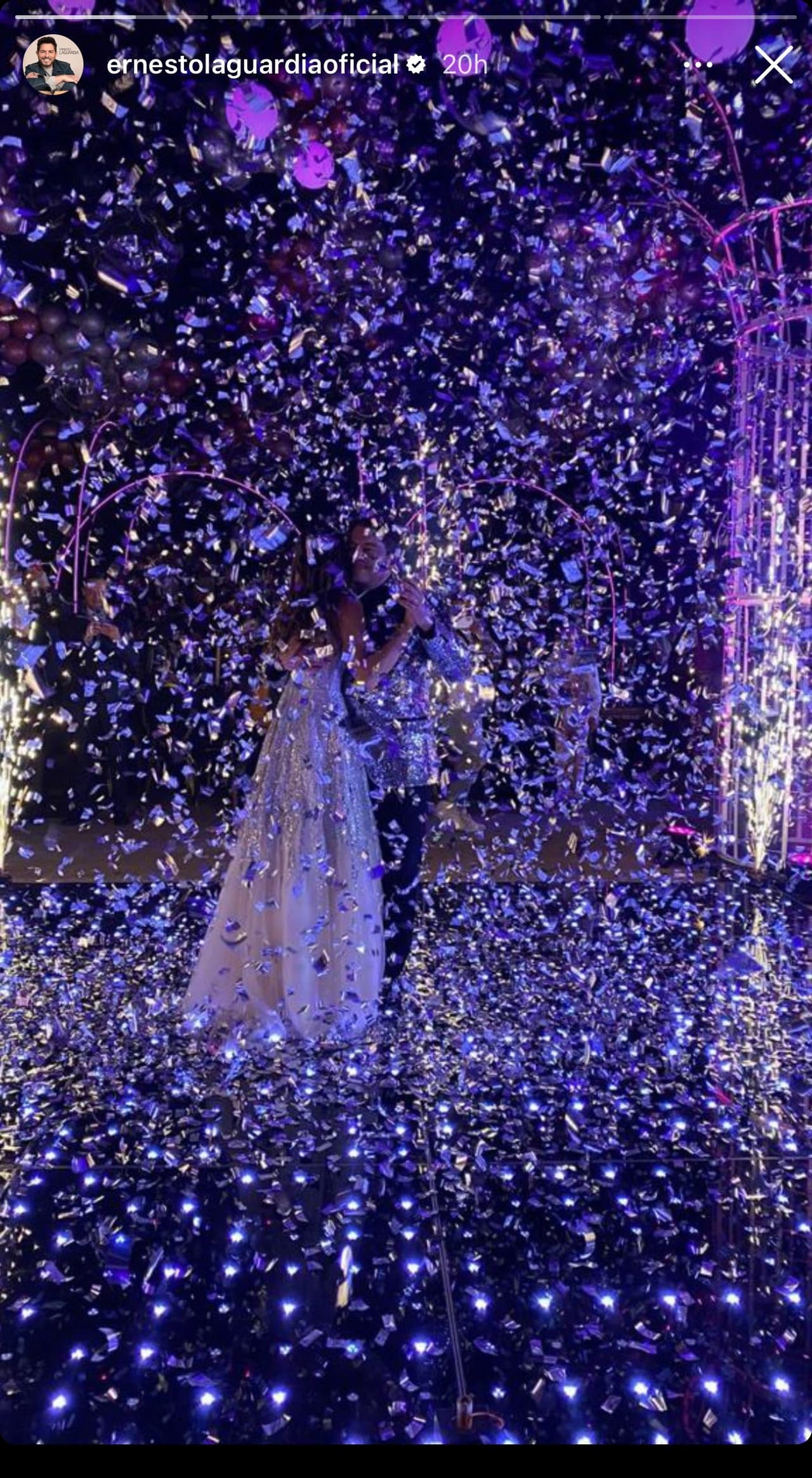 Él presumió el momento en que bailó con su hija el tradicional vals, mientras cientos de papeles caían sobre ellos y adornaban el momento. 
<br>