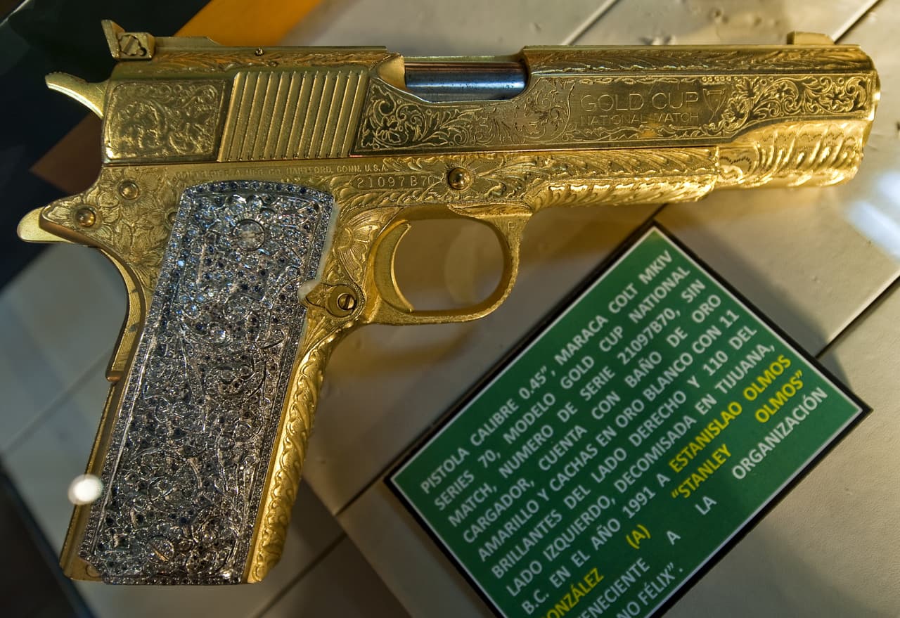 Una recopilación de estas armas decomisadas, decoradas y personalizadas fue puesta en muestra en una exposición en el Museo del Narco en la Ciudad de México en 2010. 
<br>