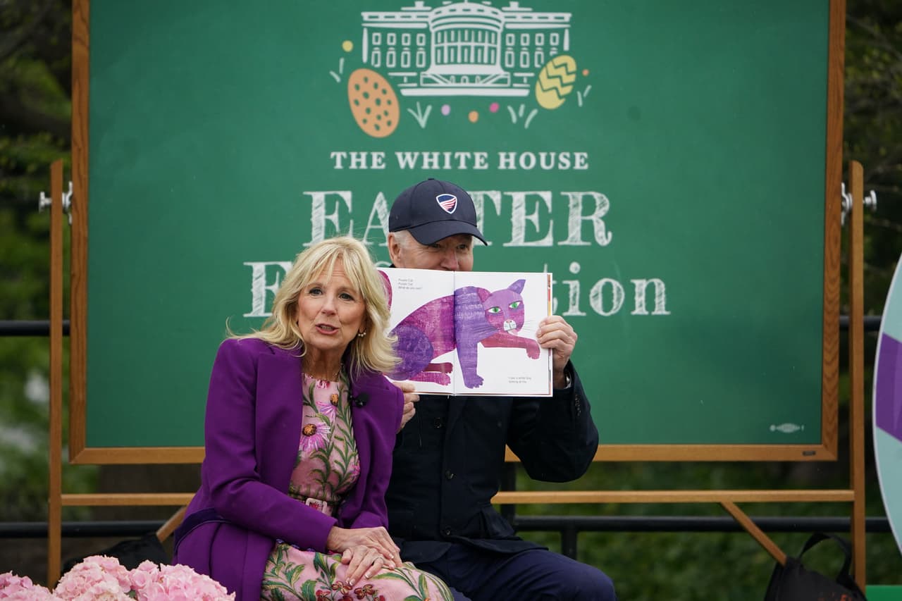 El presidente y la primera dama leyeron un libro a los niños. Además del Easter Egg Roll y la búsqueda de huevos, el evento incluyó un área de actividades escolares, un rincón de lectura, un espectáculo de talentos, un lugar para enseñar sobre agricultura, una estación para tomar fotografías y una zona de "educación con huevos" con una carrera de obstáculos.
<br>