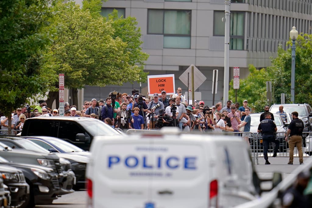 Los funcionarios de la corte tomaron las huellas de Trump e hicieron el arresto formal del acusado. 
<br>