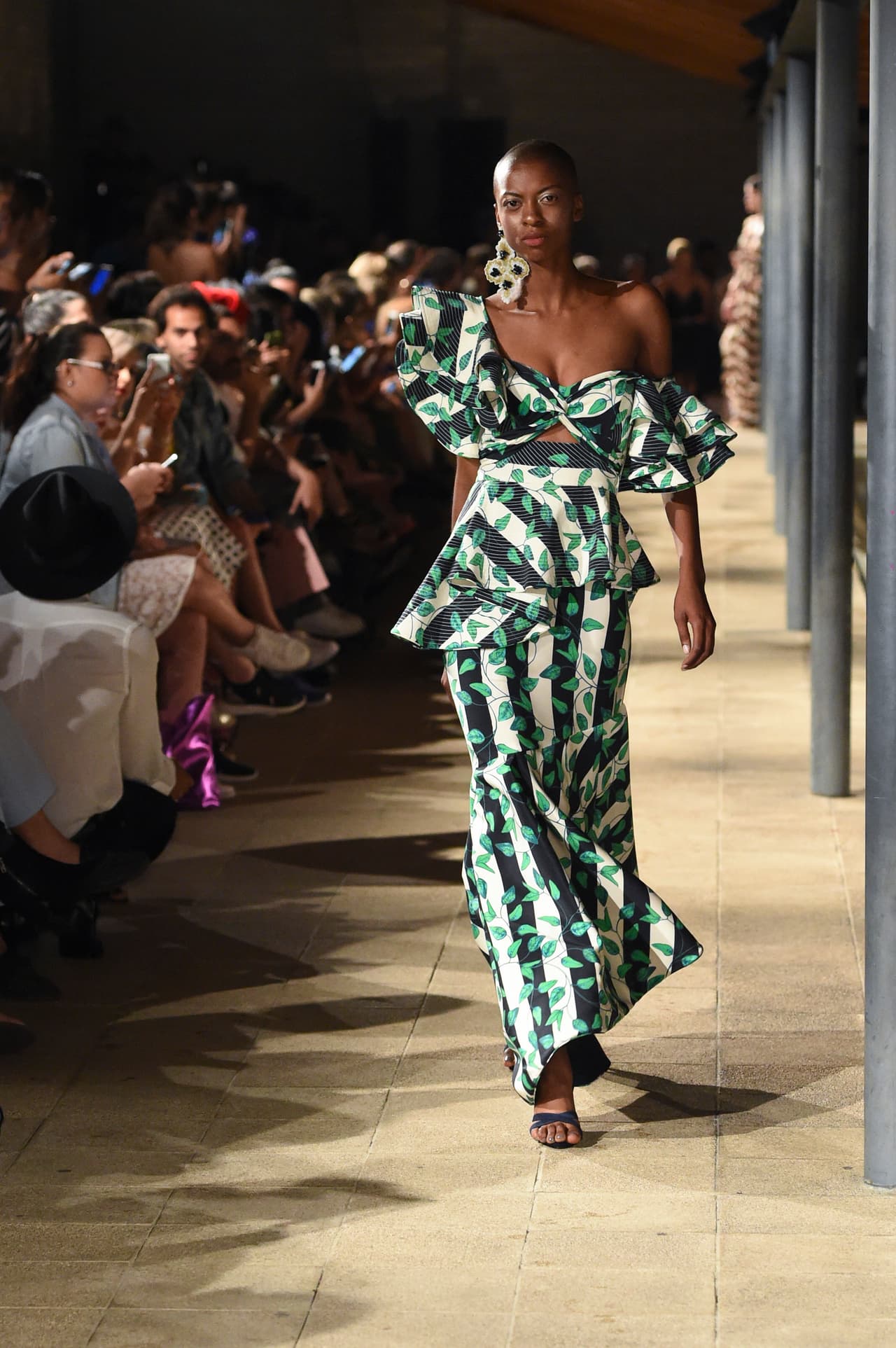 Y si tienen la tentación de pensar que esta es una moda básica, basta ver uno de estos complejos y desestructurados crop tops que Johanna Ortiz mostró en su pasarela para darse cuenta de que esta puede ser una tendencia que va perfecto para las ocasiones más normales como las más formales.