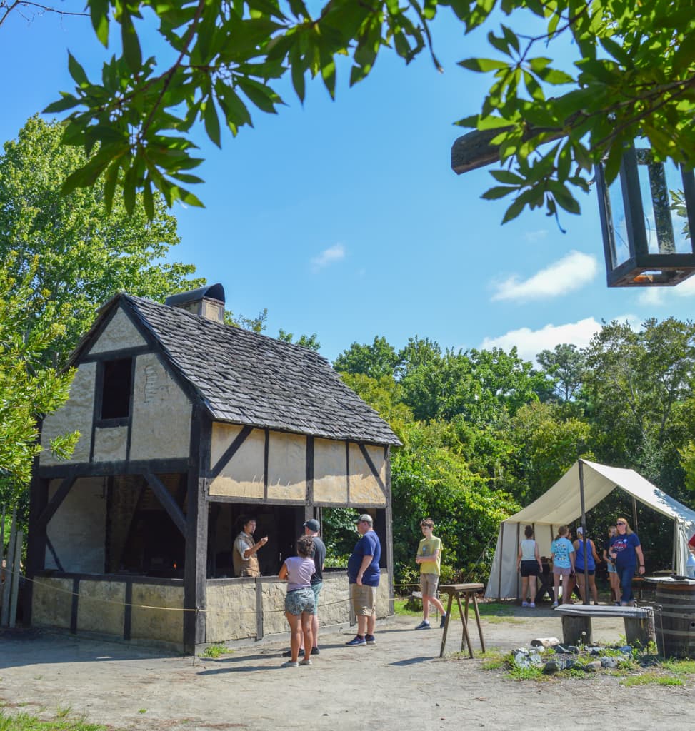 Para una lección práctica de historia, visita American Indian Town y el Adventure Museum, que cuenta con exhibiciones interactivas que disfrutarán las personas de todas las edades.