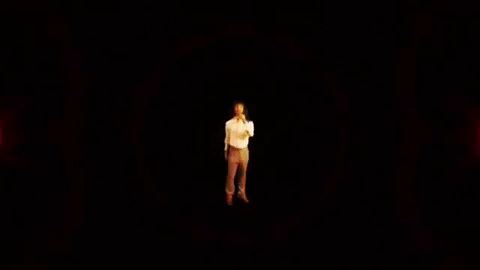 La psicodelia, luces neón y atuendos ceñidos al cuerpo, es lo más característico de este video.