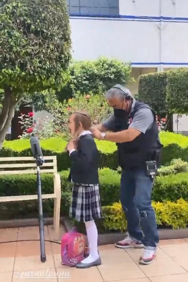 "Llegamos y Juan Carlos, nuestro director, le dijo: 'Miranda, ¿quieres hacer un 'bit' y ser parte?', entonces Miranda estaba emocionadísima decía: 'Sí, pero es que yo no tengo uniforme'", agregó la actriz entre risas. 
<br>