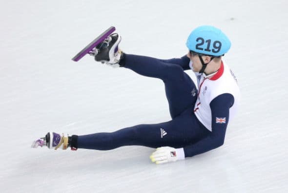 Jack Whelbourne, de Gran Bretaña, cayó mientras competía en la final en pista corta de 1500 metros.