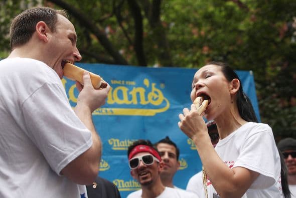 Esta ocasión fue especial para este hombre, ya que según reporta la agencia de noticias EFE, Chestnut aprovechó la ocasión para arrodillarse delante de las cámaras y pedir matrimonio a su pareja, Neslie Ricasa.