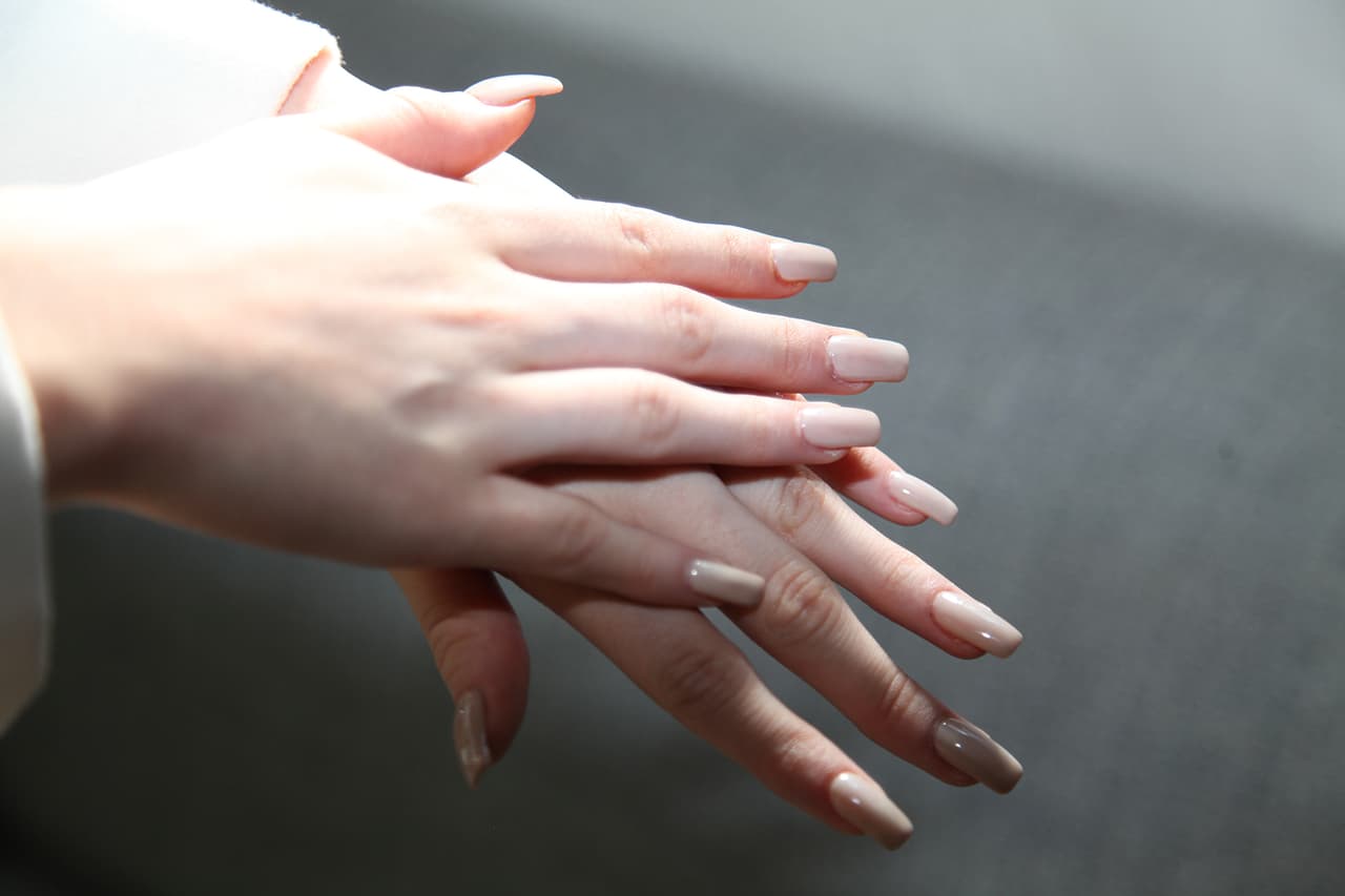 Una vez más llegó con las uñas impecables, en esta ocasión fueron en color nude.