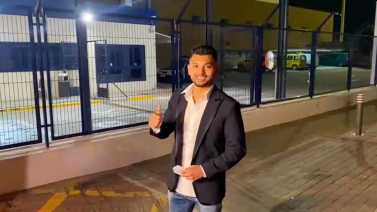 Tecatito aterrizó en Sevilla y se dijo “muy feliz”