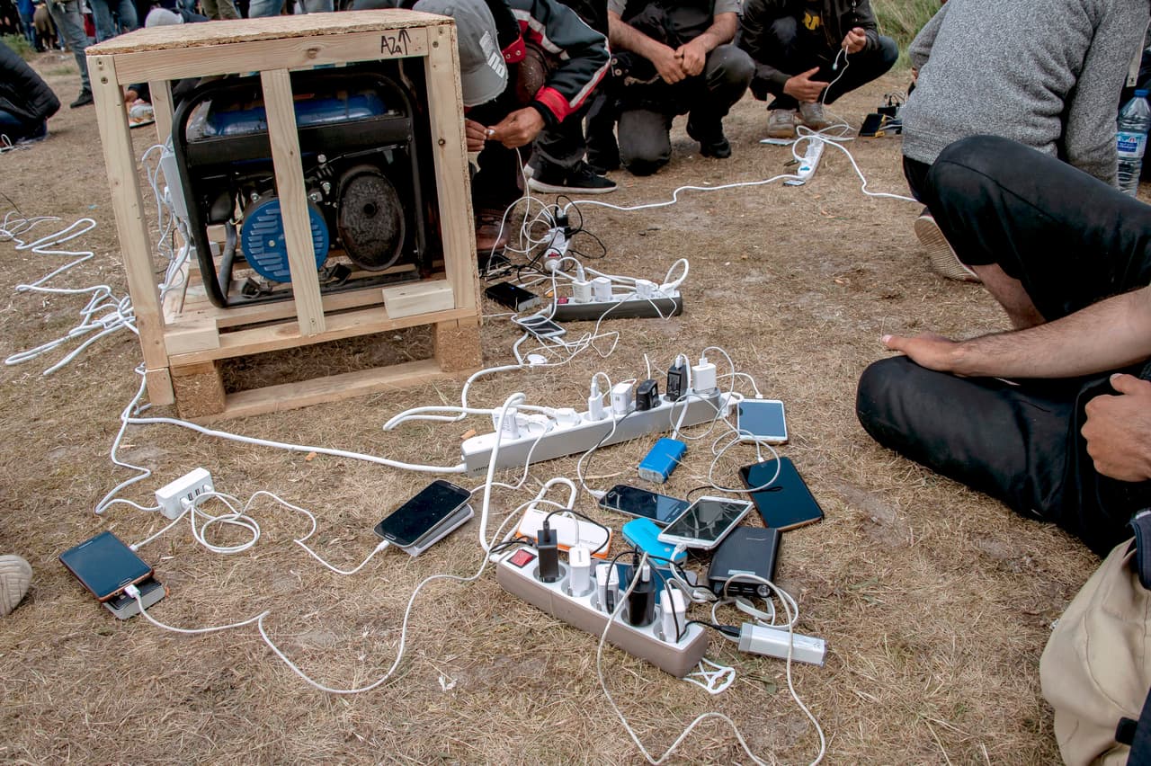Utilice embudo o el pistero de seguridad de los envases para combustible.