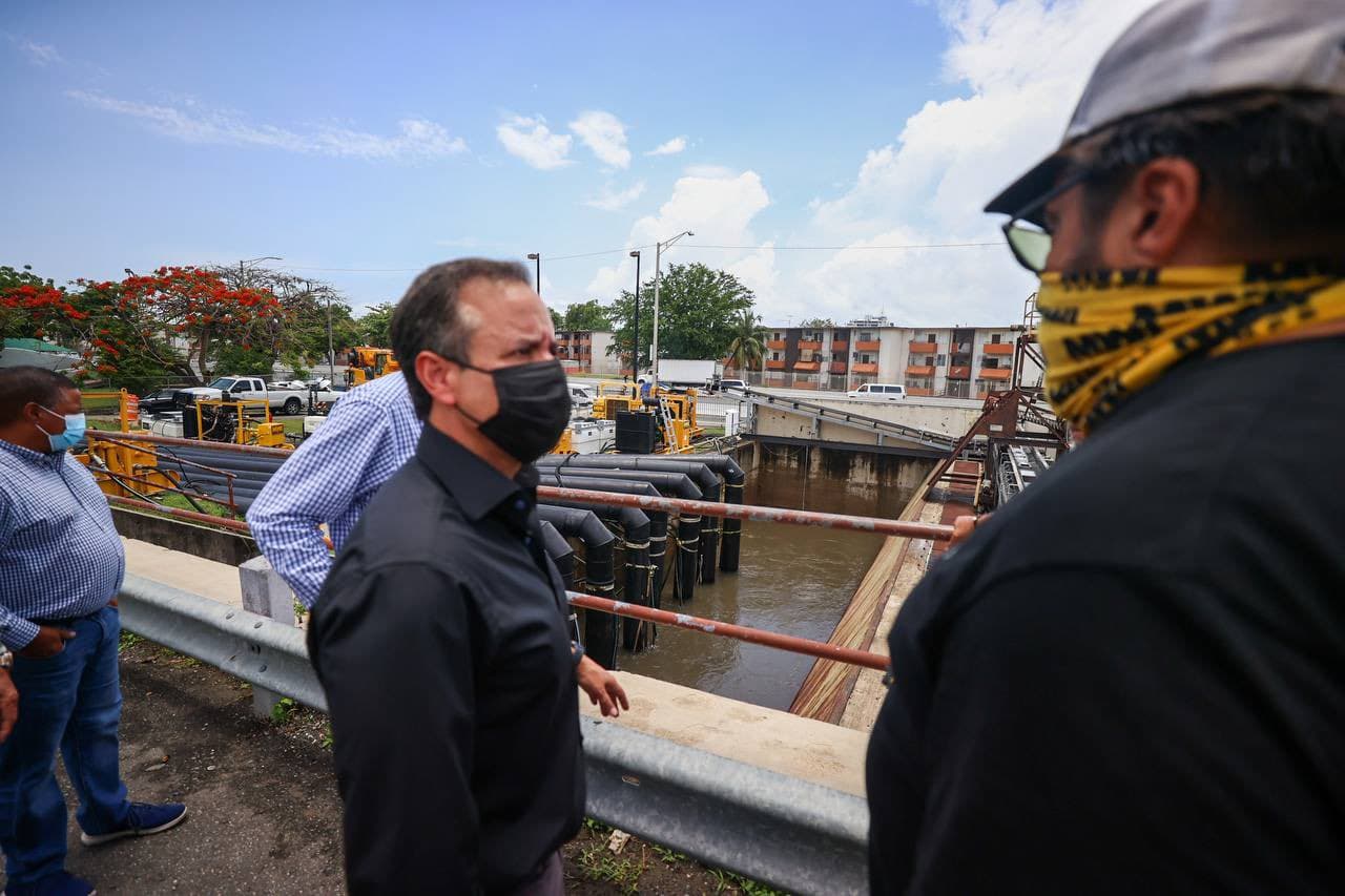 Por la mañana, el alcalde de San Juan
<b>Miguel Romero Lugo</b>, indicó que
<b> Rafael Machargo</b>, secretario de Recursos Naturales, reportó problemas con dos de sus sistemas de bombas en la Baldorioty y que dio instrucciones de añadir una sistemática adicional de bombeo a un contratista privado.
<br>Por la mañana, el alcalde de San Juan
<b>Miguel Romero Lugo</b>, indicó que
<b> Rafael Machargo</b>, secretario de Recursos Naturales, reportó problemas con dos de sus sistemas de bombas en la Baldorioty y que dio instrucciones de añadir una sistemática adicional de bombeo a un contratista privado.
<br>
<br>