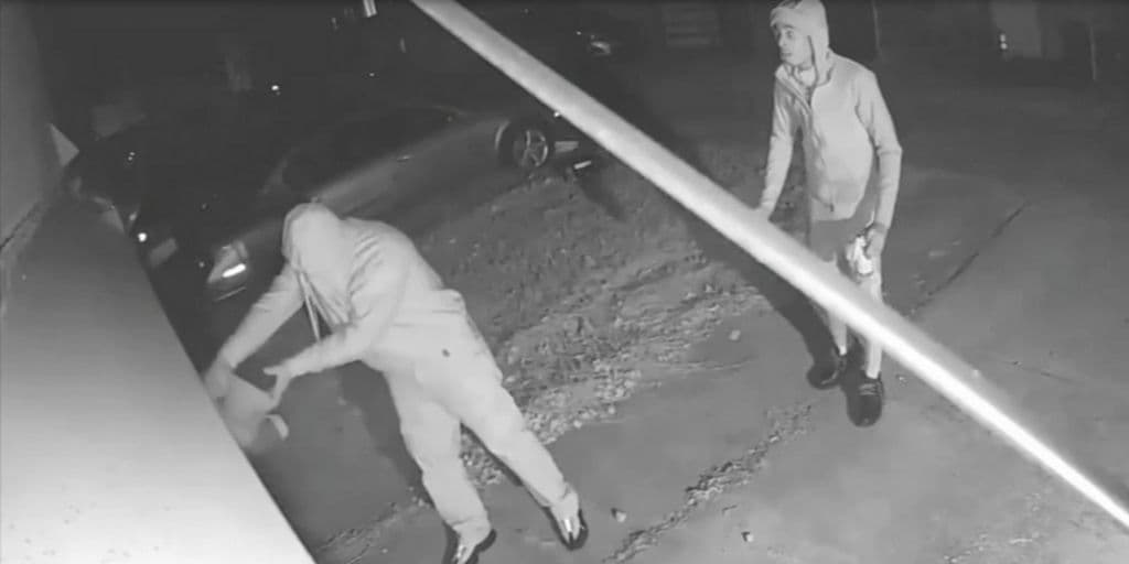  Policía busca a dos hombres sospechosos de incendiar casa en Filadelfia 