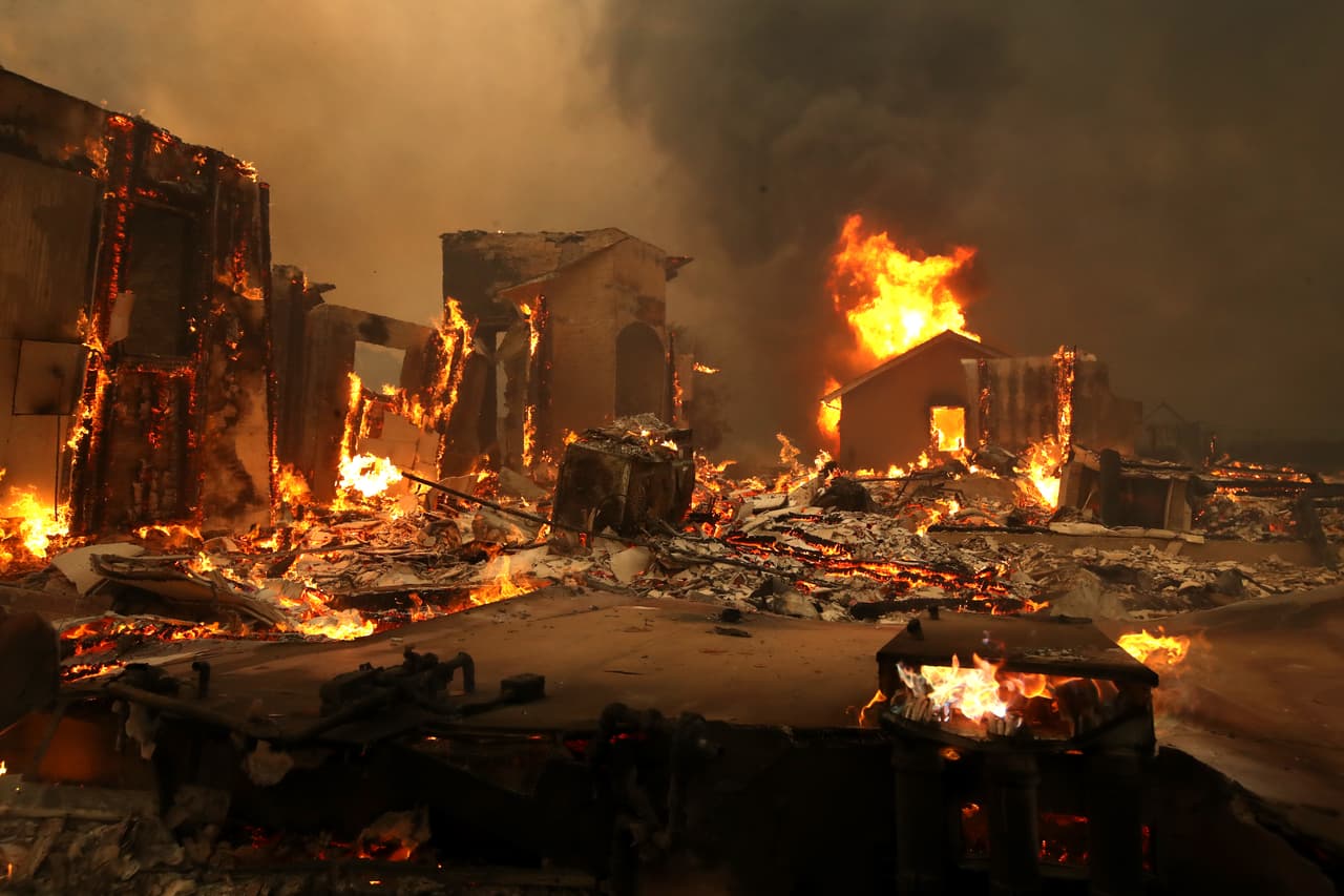 Los meteorólogos pronostican que para este fin de semana un evento climático de fuertes viendos vuelva a azotar al norte de California, lo que podría complicar los trabajos de los bomberos para sofocar las llamas.