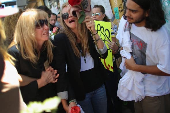 Jacqueline Llach (C), la mamá del artista Israel Hernandez-Llach, y su hija Offir Hernandez (D)