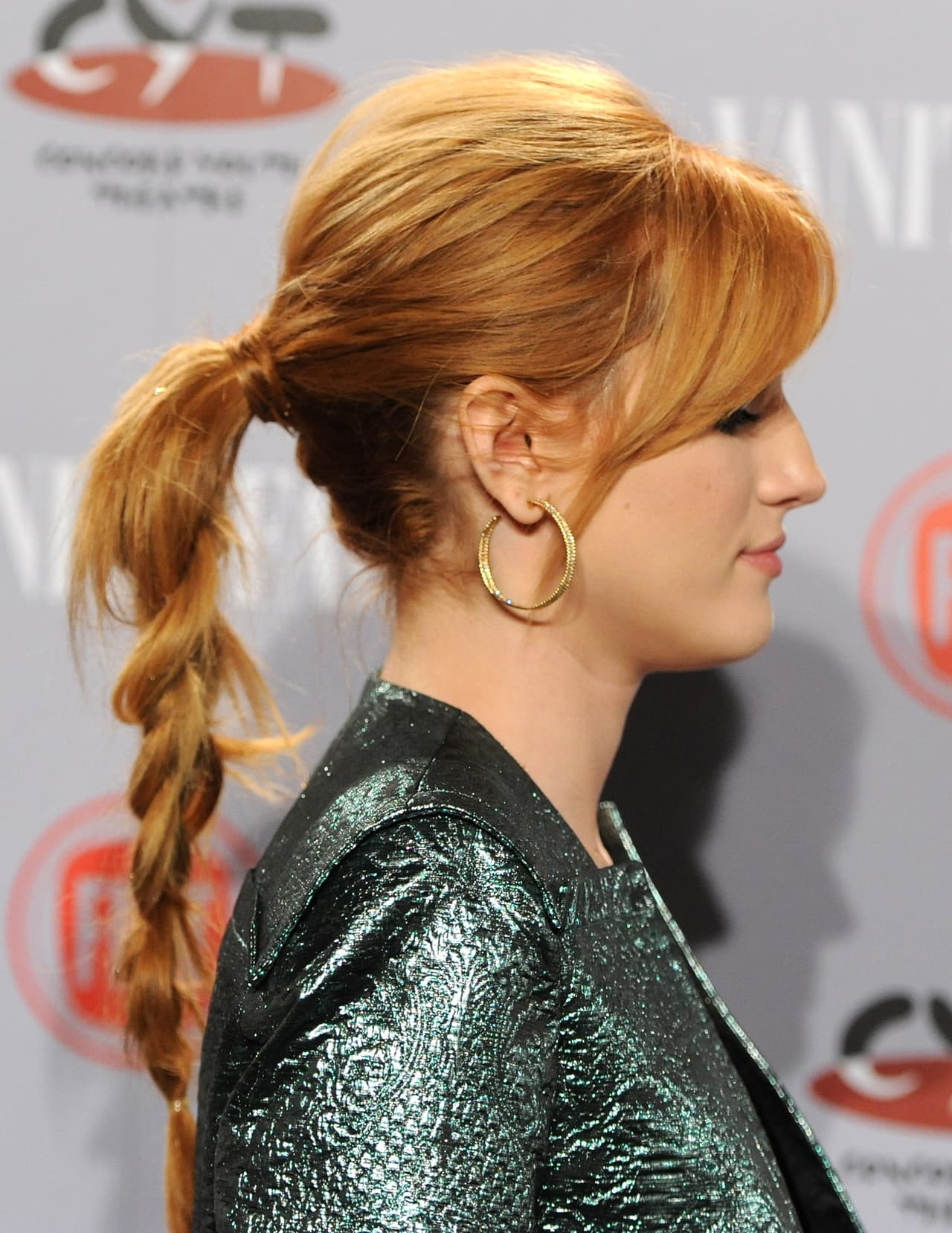 La actriz Bella Thorne también eligió una trenza para el cabello de su 'ponytail' pero al contrario de Victoria, ella optó por no alisar tanto su cabello y también dejo su flequillo suelto.