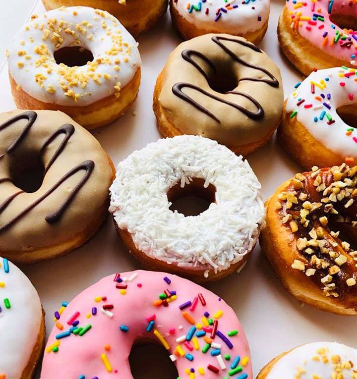 <b>Dunkin'</b>
<br>Sitio web: 
<a href="https://www.dunkindonuts.com/en">https://www.dunkindonuts.com/en</a>
<br>
<br>Sucursales a nivel nacional estarán regalando una dona clásica de tu preferencia con la compra de cualquier bebida, hasta agotar existencias.