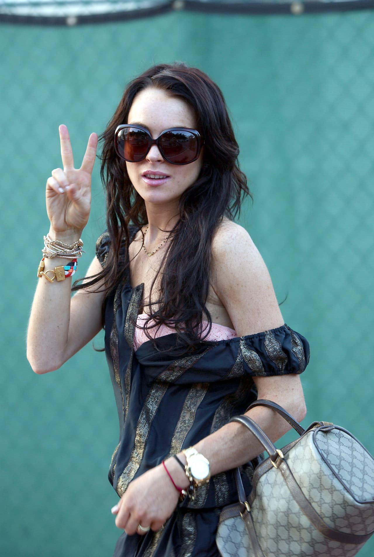 Hilton también puntualizó que aunque ella y Lohan llegaron a ser amigas cercanas, la actriz de 'Mean girls' "hizo un par de cosas que realmente me lastimaron y traicionaron mi confianza y causaron mucho drama", señaló.